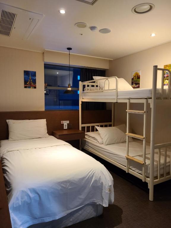 Calistar Hotel - Triple Room With Private Bathroom