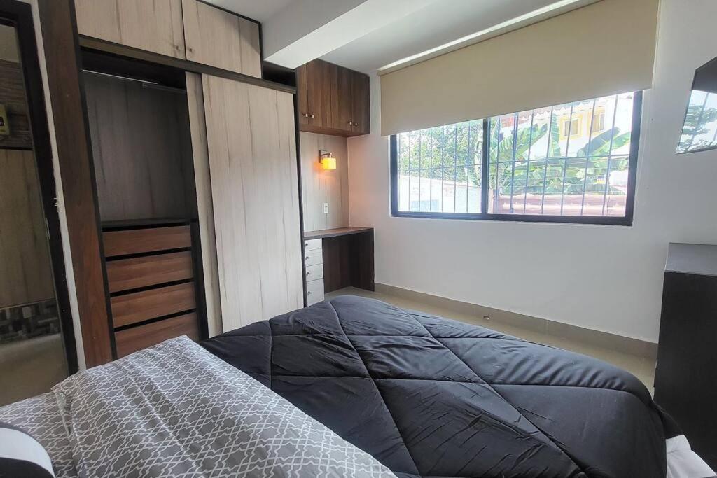 ein Schlafzimmer mit großem Bett und Fenster in der Unterkunft 55-4 Lindo apartamento de 2 recamaras. in Panama-Stadt