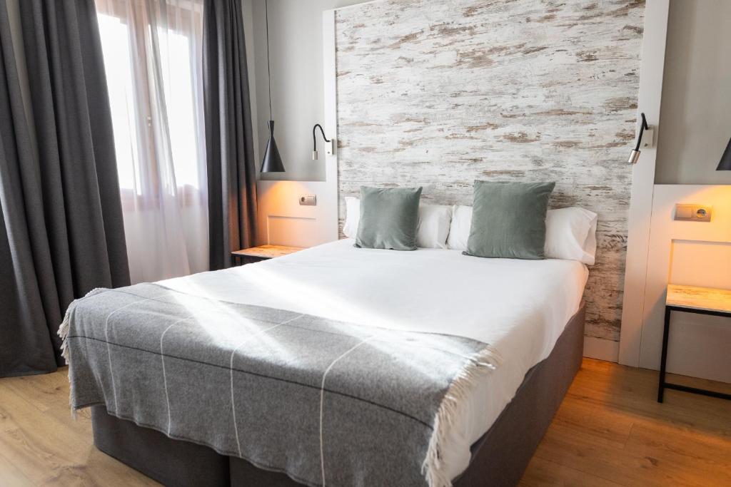 Postel nebo postele na pokoji v ubytování Hotel Cims de Camprodon