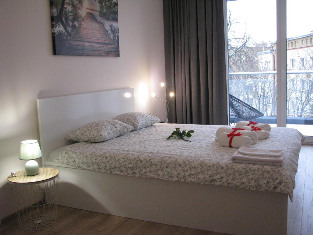 um quarto com uma cama com dois bichos de peluche em 4You Apartament em Białystok