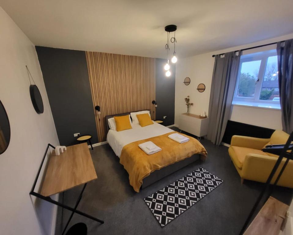 1 dormitorio con 1 cama grande y 1 sofá en Dundas Apartments - Furnished Short Lets, en Sunderland