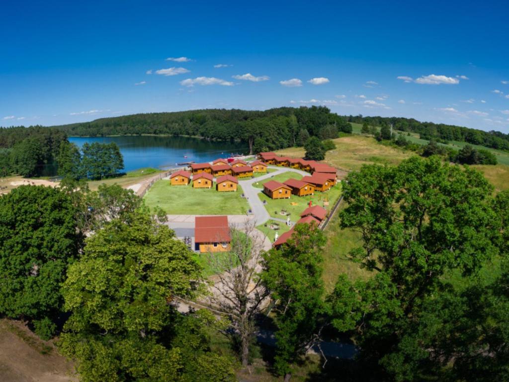 una vista aérea de un complejo en un lago en Bogdanka Park, en Trzebin