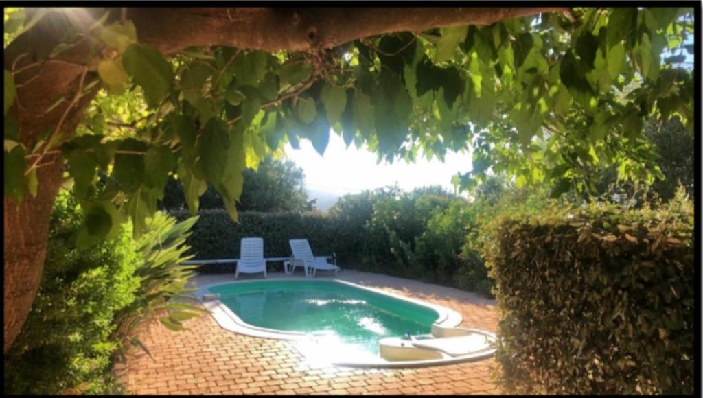 Basen w obiekcie PETIT COIN DE PARADIS, VILLA AVEC PISCINE. lub w pobliżu