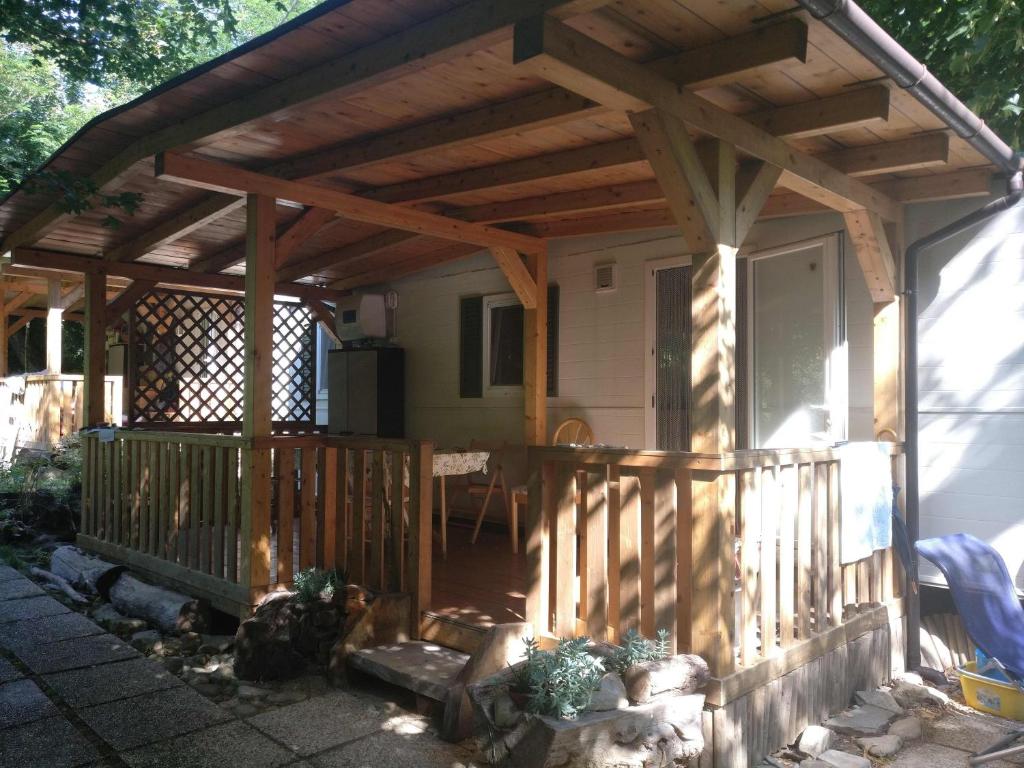 una pérgola de madera en el lateral de una casa en Le sorgenti - Mobile Home 55, en Palazzuolo sul Senio
