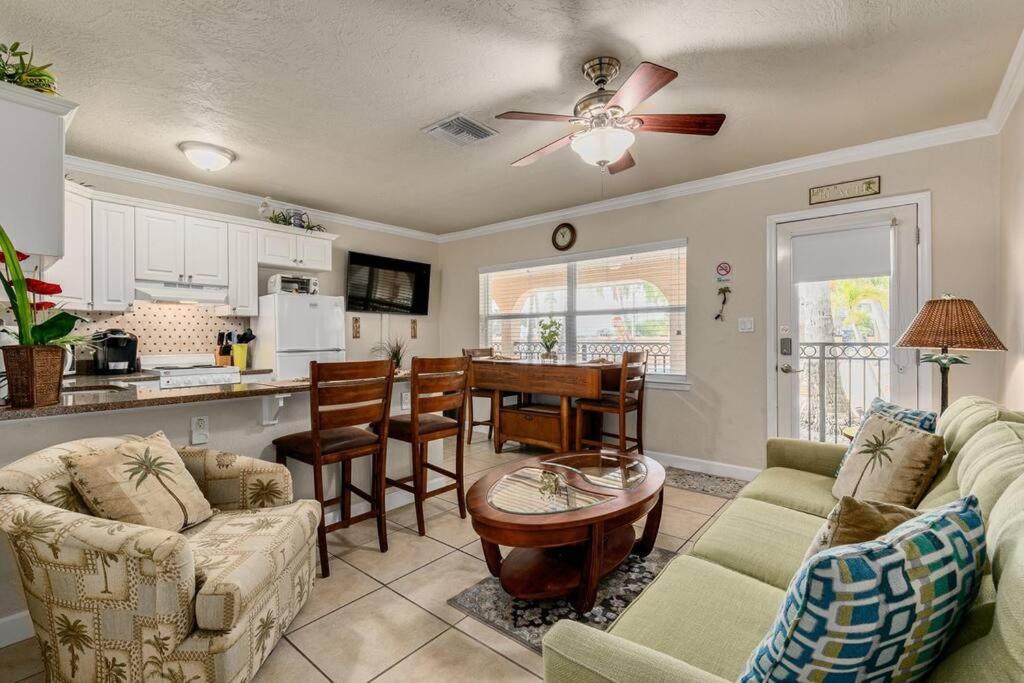uma sala de estar com um sofá e uma mesa em Walk to the Beach and Restaurants! - Coconut Villa's Suite 2 em St. Pete Beach