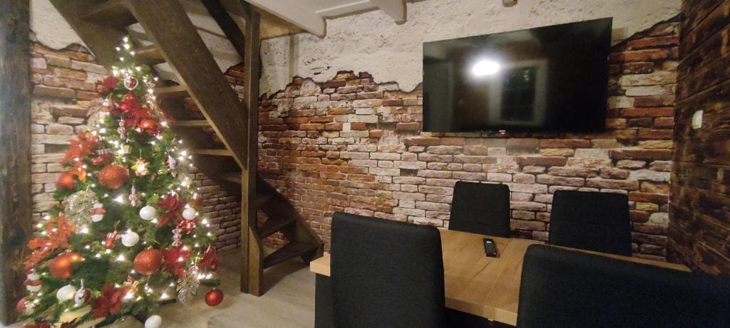Televízia a/alebo spoločenská miestnosť v ubytovaní Domek pod Karpaczem 2