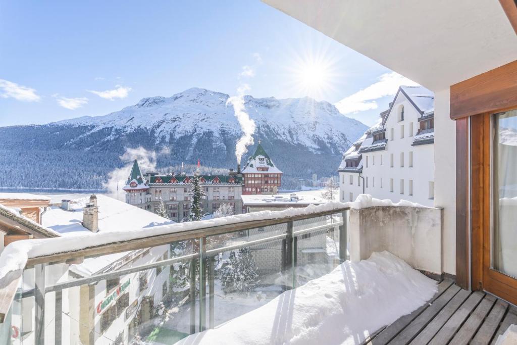 balkon z widokiem na pokrytą śniegiem górę w obiekcie St Moritz 3 Suite vista lago w Sankt Moritz