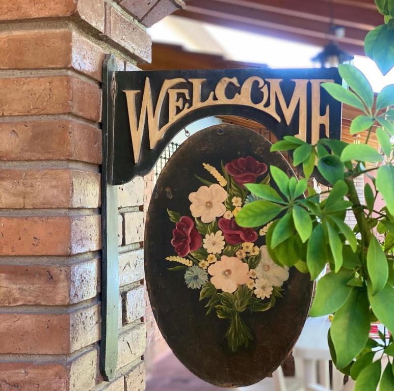 a welcome sign is attached to a brick wall at Hansi in General Alvear