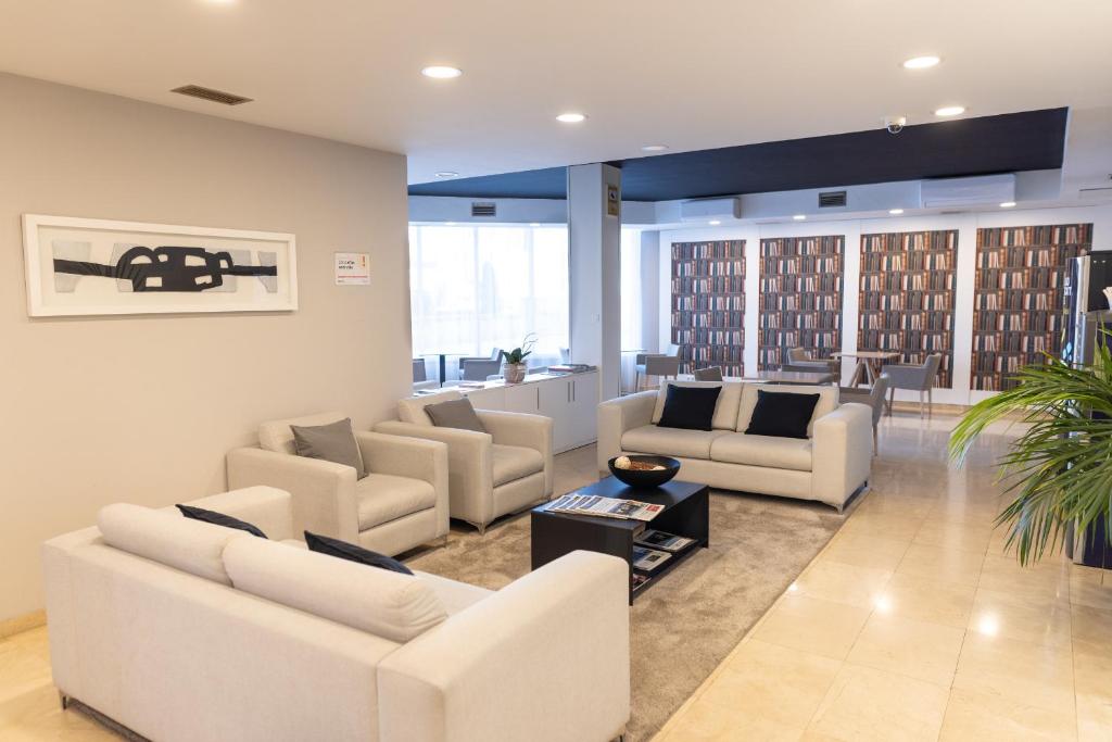 TV a/nebo společenská místnost v ubytování Hotel Can Pamplona
