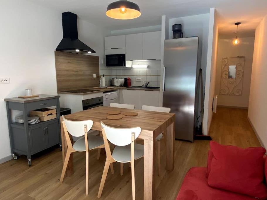 Kuchyňa alebo kuchynka v ubytovaní T3 centre ville avec parking, balcon et wifi. 5P.