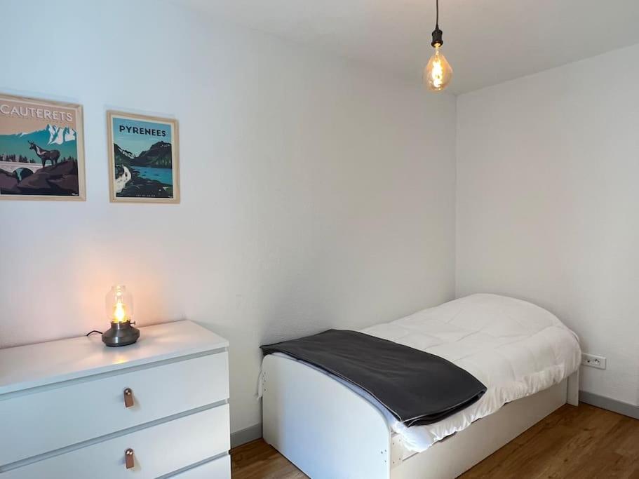 Posteľ alebo postele v izbe v ubytovaní T3 centre ville avec parking, balcon et wifi. 5P.