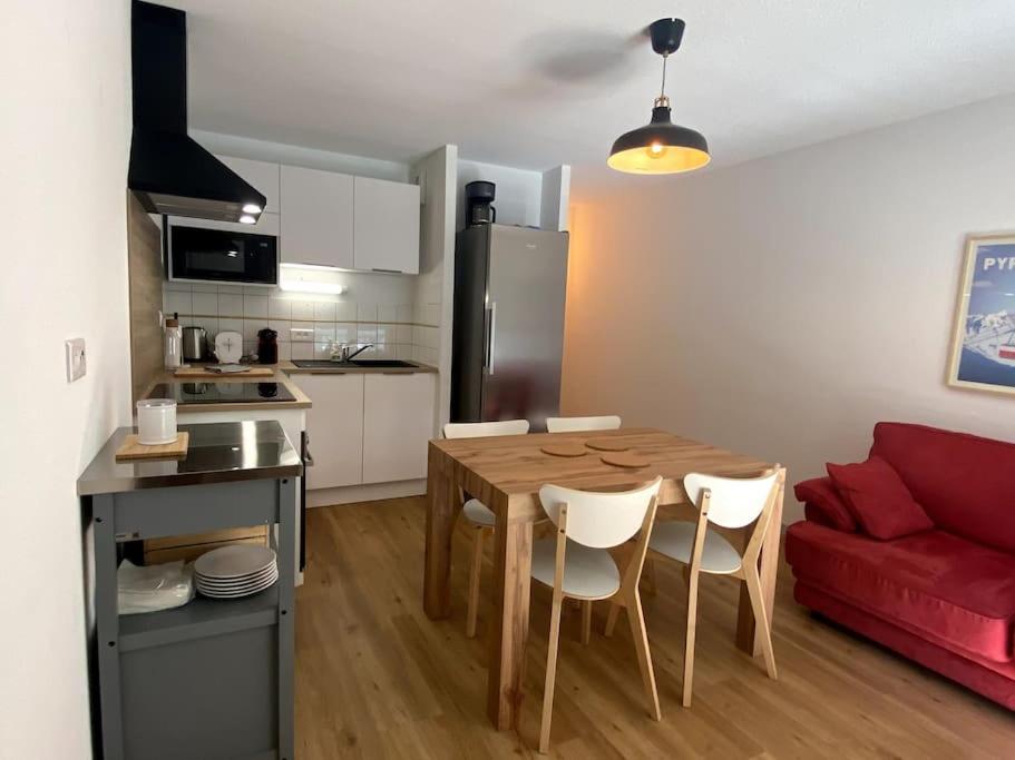 Kuchyňa alebo kuchynka v ubytovaní T3 centre ville avec parking, balcon et wifi. 5P.