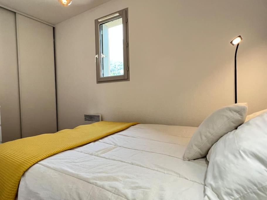 Posteľ alebo postele v izbe v ubytovaní T3 centre ville avec parking, balcon et wifi. 5P.