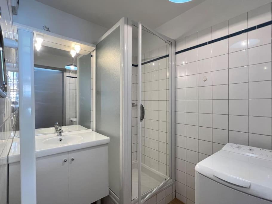 Kúpeľňa v ubytovaní T3 centre ville avec parking, balcon et wifi. 5P.