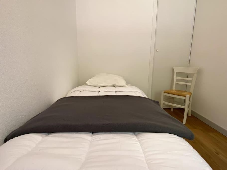 Posteľ alebo postele v izbe v ubytovaní T3 centre ville avec parking, balcon et wifi. 5P.
