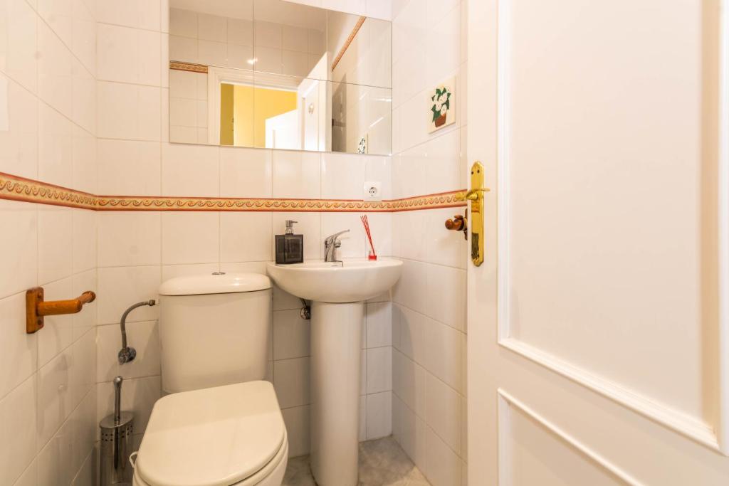 A bathroom at Apartamento DUX VERAGUA Centro Sevilla
