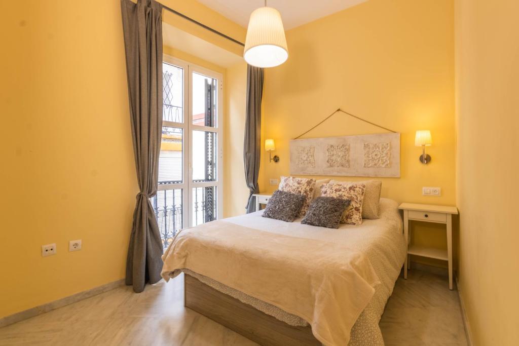 A bed or beds in a room at Apartamento DUX VERAGUA Centro Sevilla