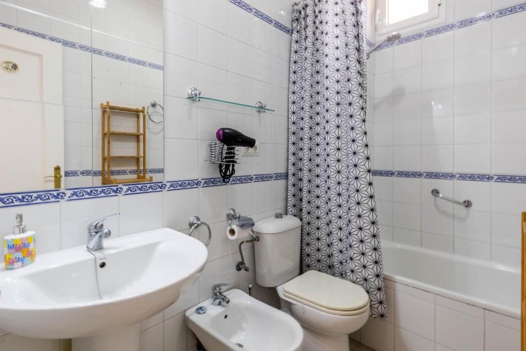 A bathroom at Apartamento DUX VERAGUA Centro Sevilla