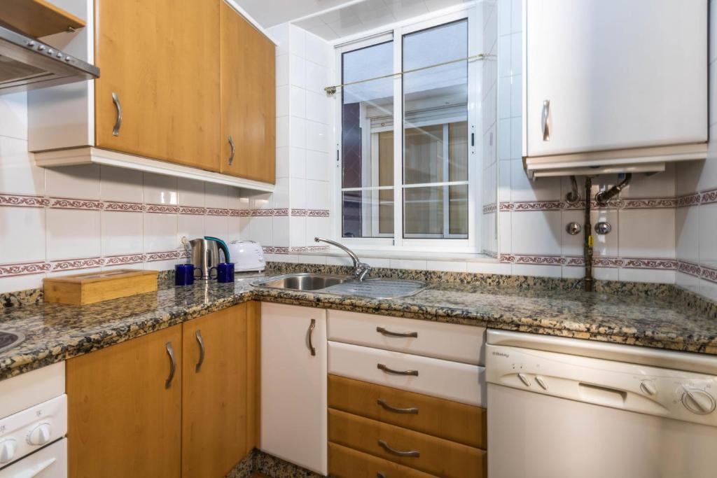 A kitchen or kitchenette at Apartamento DUX VERAGUA Centro Sevilla