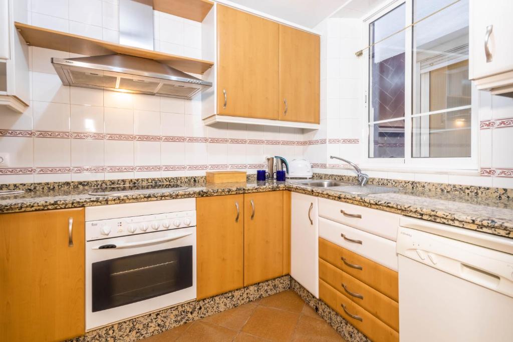 A kitchen or kitchenette at Apartamento DUX VERAGUA Centro Sevilla