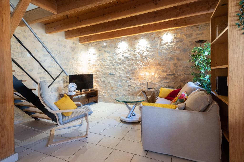 un salon avec deux chaises et une table dans l'établissement Le Pandora, proche Tour Magne, parking et terrasse, à Nîmes