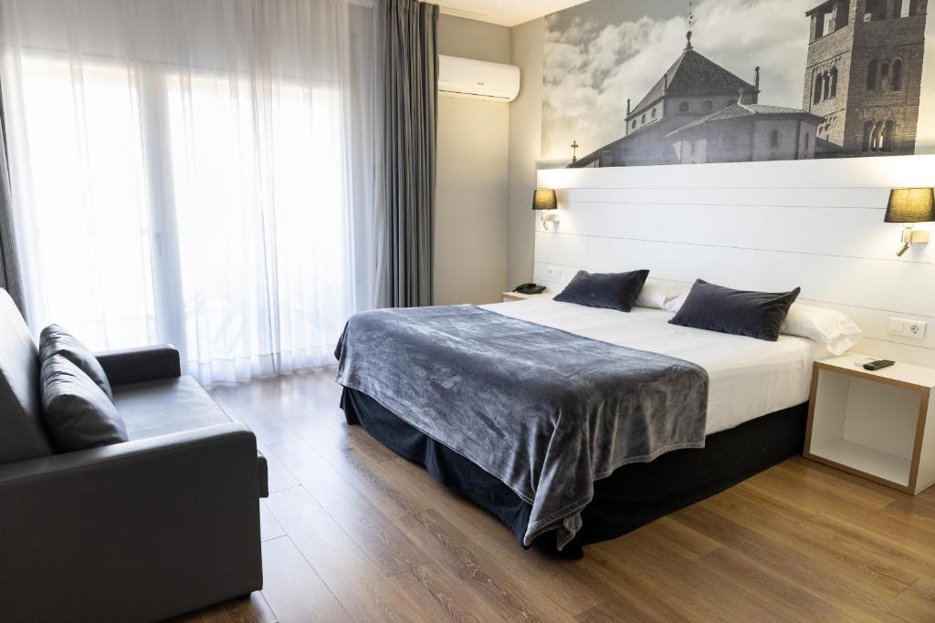 Postel nebo postele na pokoji v ubytování Hotel Can Pamplona
