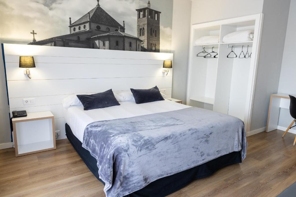 Postel nebo postele na pokoji v ubytování Hotel Can Pamplona