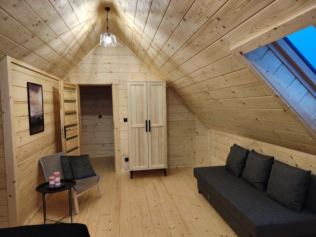 ein Zimmer mit Sofa und Tisch in einem Haus in der Unterkunft beskid house in Spytkowice