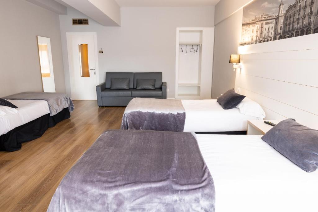 Postel nebo postele na pokoji v ubytování Hotel Can Pamplona