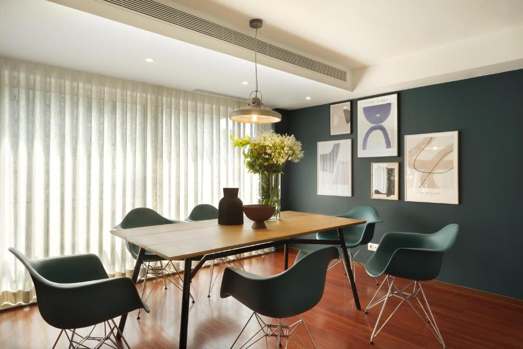 a dining room with a table and chairs at Nº150 Apartment Triplex with Suites and Terrace in Braga
