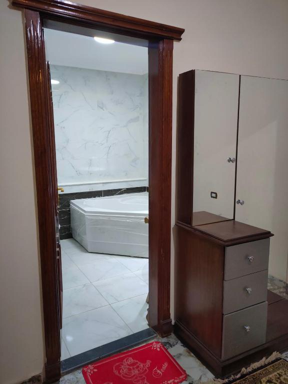 1 dormitorio con espejo, 1 cama y vestidor en Lojii, en El Cairo