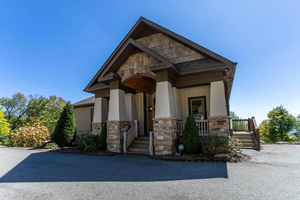 a small house with a porch and a driveway at Heart Rock Lodge in Sugar Mountain