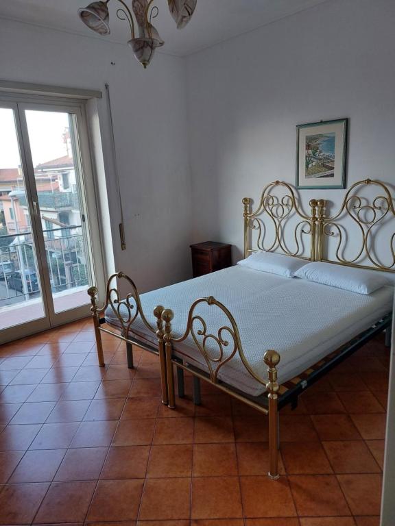 una camera con un letto in una stanza con una finestra di Casa Roncaccia a Grottaferrata