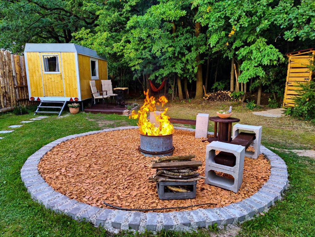 Taman di luar Glamping na Bídě