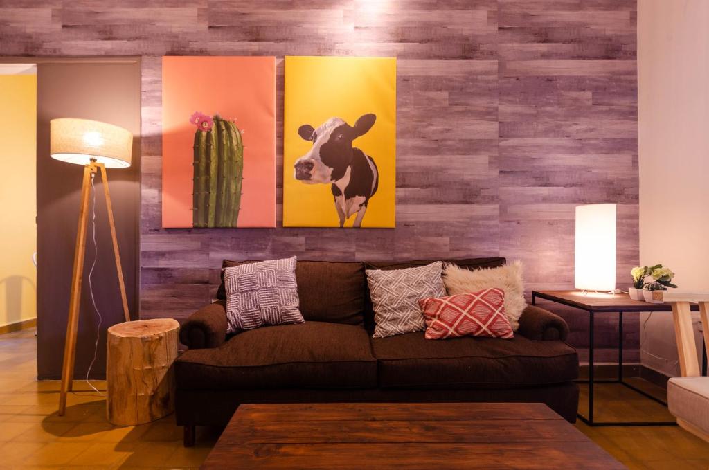 sala de estar con sofá y pinturas en la pared en !!CENTRAL LOCATION!! full house 6 for persons en Godoy Cruz