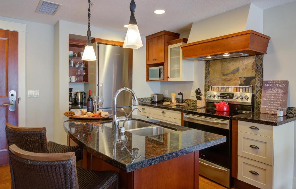 eine Küche mit einer Spüle und einer Arbeitsplatte in der Unterkunft Misty Mountain- Premium 2 Bedroom Mountain View in Canmore