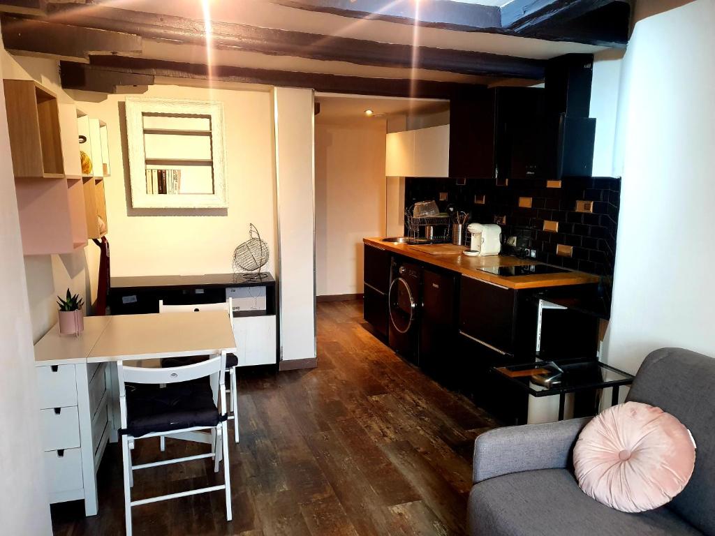 - une cuisine avec un canapé et une table dans une chambre dans l'établissement Bolbi, à Metz