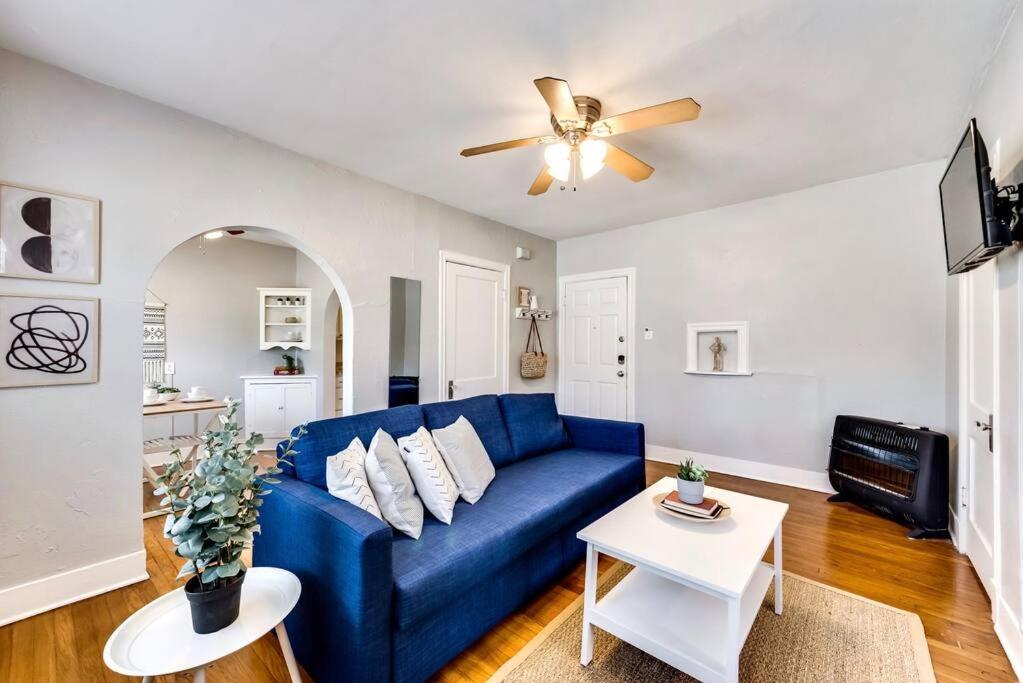 Sofá azul en la sala de estar con ventilador de techo en Natural Sabbatical 1 Bedroom Apartment en Dallas