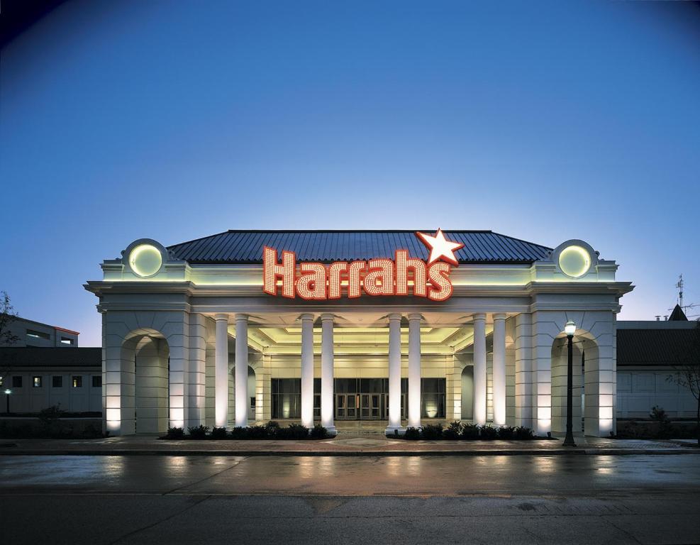 a harrahs building with a sign on it at night at Harrah's Joliet, A Caesars Destination in Joliet