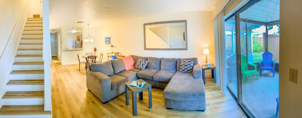 sala de estar con sofá y escalera en Spacious Townhome Ocala, Central Location, Newly Renovated, Pets Welcome, en Ocala