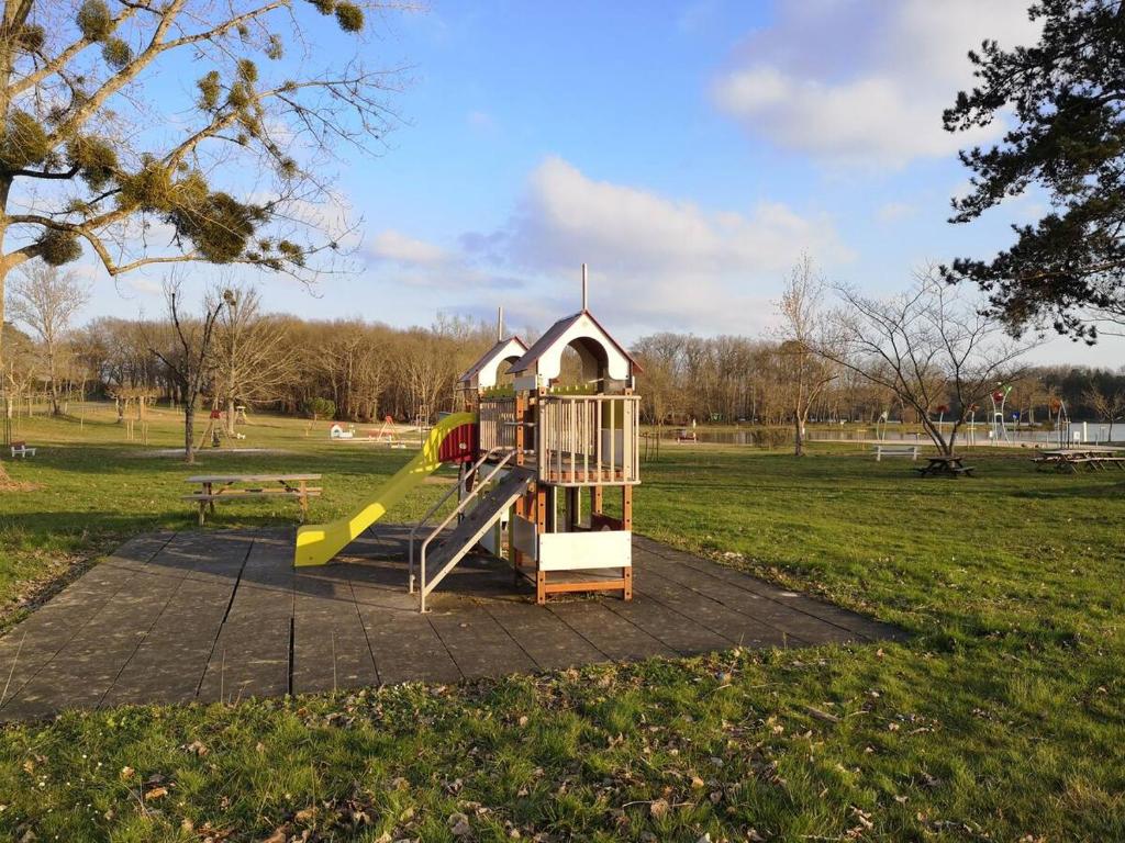 plac zabaw ze zjeżdżalnią w parku w obiekcie T1 BIS de 27m2 à BARBOTAN -Minimum 21 nuits - au calme #VACANCES#CURE-lac et piscine à 1 km, w mieście Cazaubon
