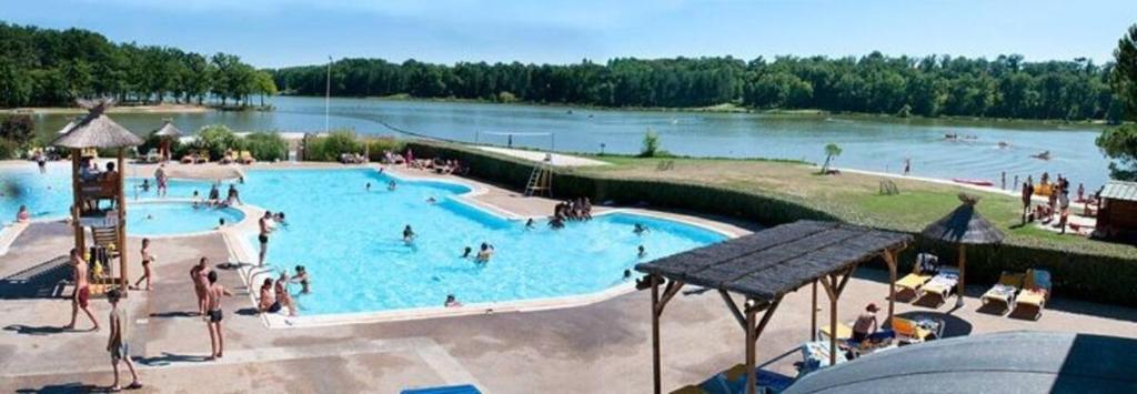 Basen w obiekcie T1 BIS de 27m2 à BARBOTAN -Minimum 21 nuits - au calme #VACANCES#CURE-lac et piscine à 1 km, lub w pobliżu