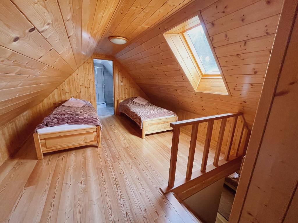 Pokój na poddaszu z 2 łóżkami i schodami w obiekcie Leśne Wzgórze Korbielów w Korbielowie