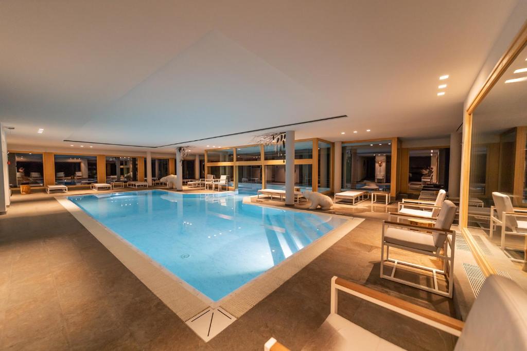 Бассейн в White Angel Hotel или поблизости