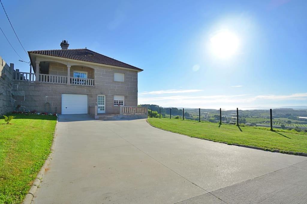 a house with a large driveway in front of it at Dúplex da Pedra e da Auga in Meis