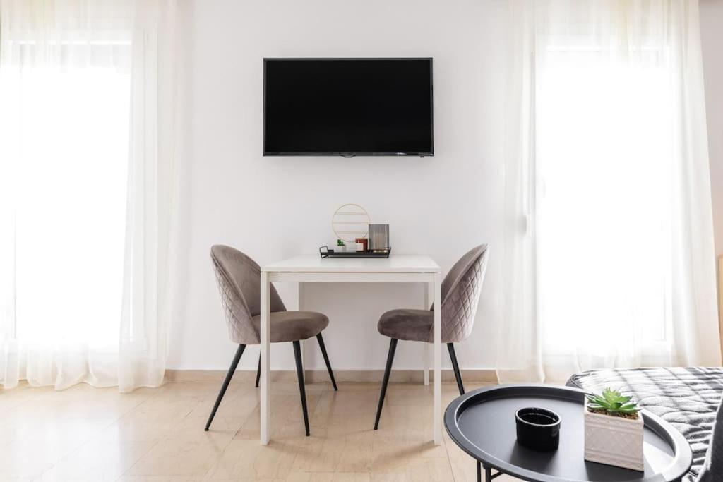 TV a/nebo společenská místnost v ubytování Sea View Sunset Penthouse