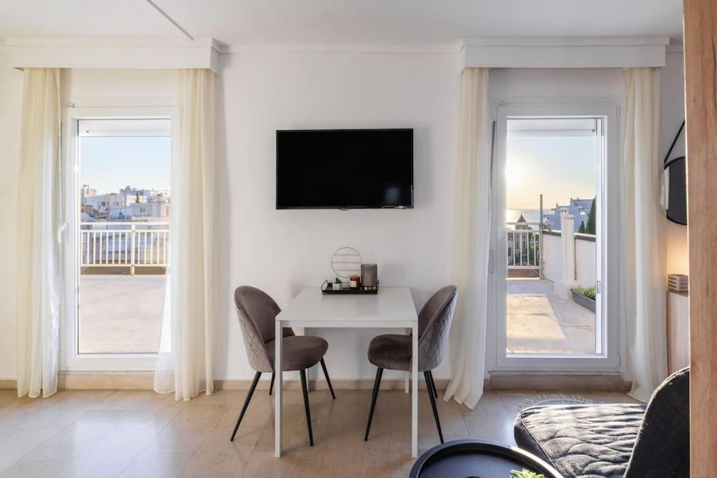 TV a/nebo společenská místnost v ubytování Sea View Sunset Penthouse