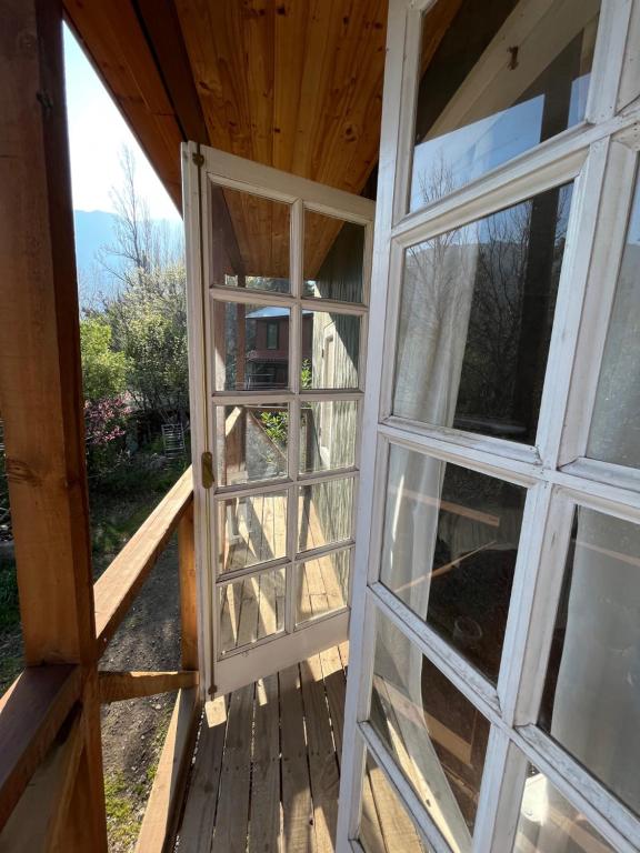 eine offene Tür zu einem Haus mit einer Veranda in der Unterkunft Alojamiento en San José de Maipo in Santiago