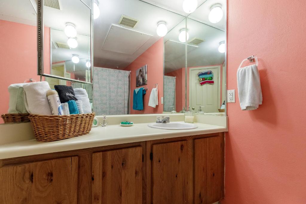 Koupelna v ubytování Affordable family condo -walking distance to beach by Mustang Island, Sleeps Four, 2025 Traveler Award