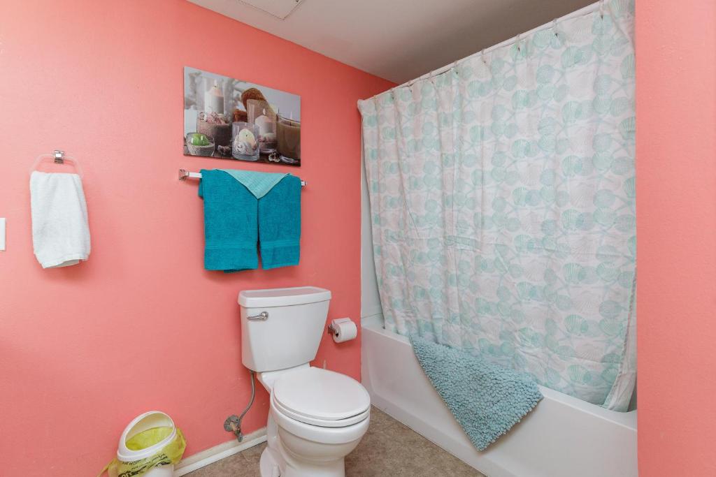 Koupelna v ubytování Affordable family condo -walking distance to beach by Mustang Island, Sleeps Four, 2025 Traveler Award